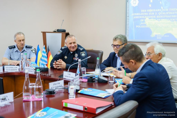 Круглий стіл з питань організації первинної професійної підготовки працівників поліції за участю фахівців Поліції готовності Баварії Фото 2